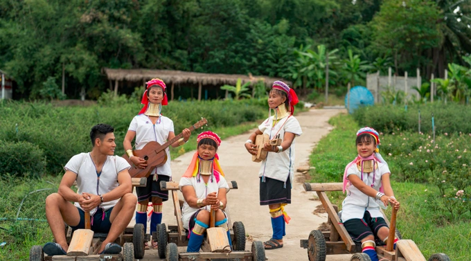 Trang phục trắng đen là tông màu chủ đạo mặc thường ngày của những người dân tộc Kayan