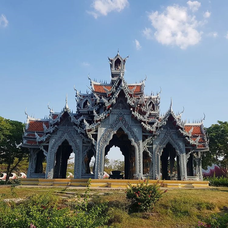 Đền Sumeru khoác lên mình lối kiến trúc mang đậm văn hóa tín ngưỡng của Thái Lan.