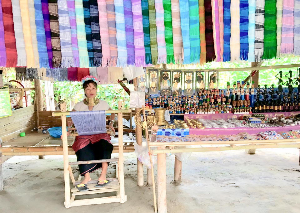 Mở các sạp bán đồ thổ cầm, quà lưu niệm chụp ảnh cùng du khách là nghề mưu sinh của những người cổ dài