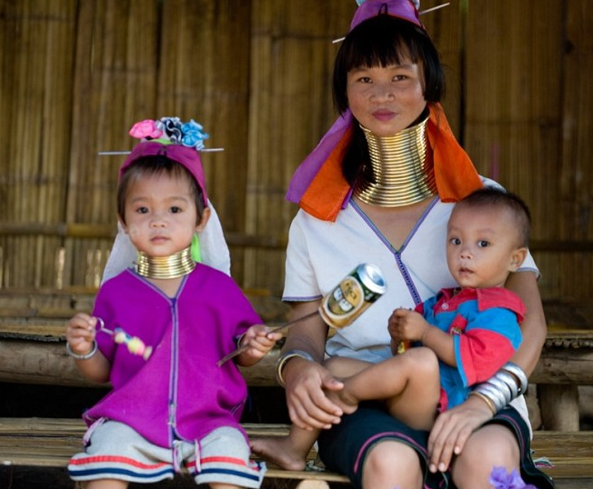 Những người phụ nữ cổ dài