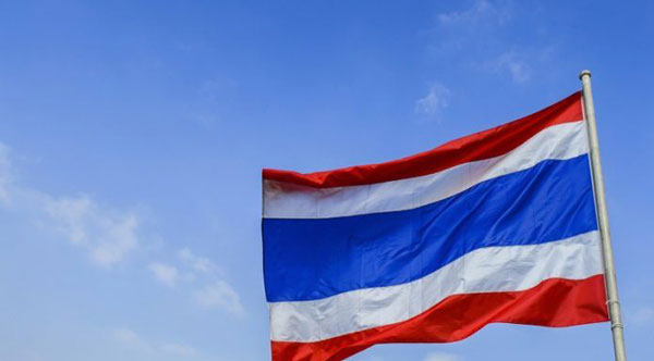 Thể hiện sự tôn kính với lá cờ Thái Lan