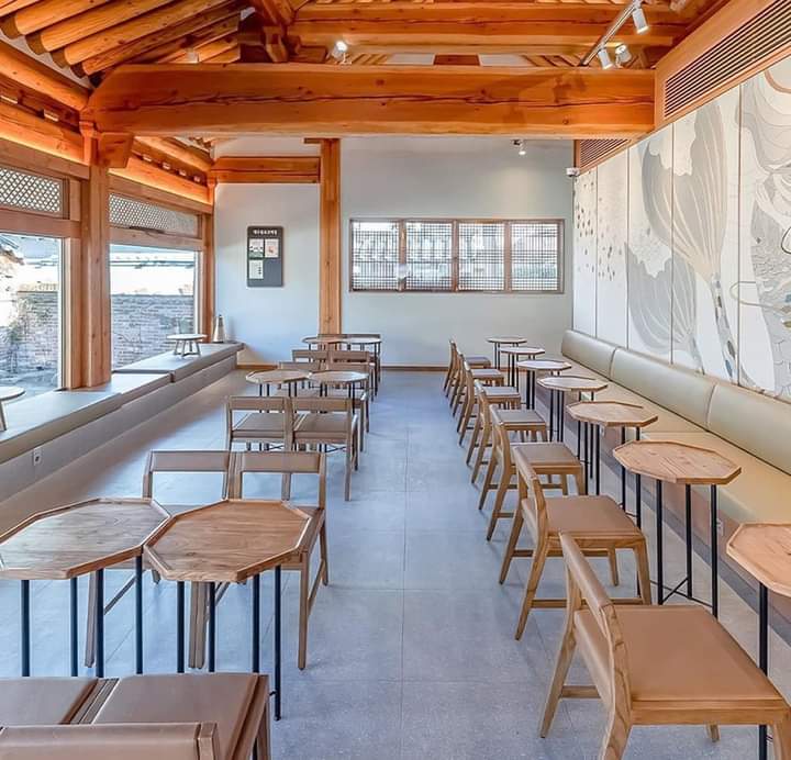 Cửa hàng Starbucks trong ngôi nhà Hanok ở Hàn Quốc