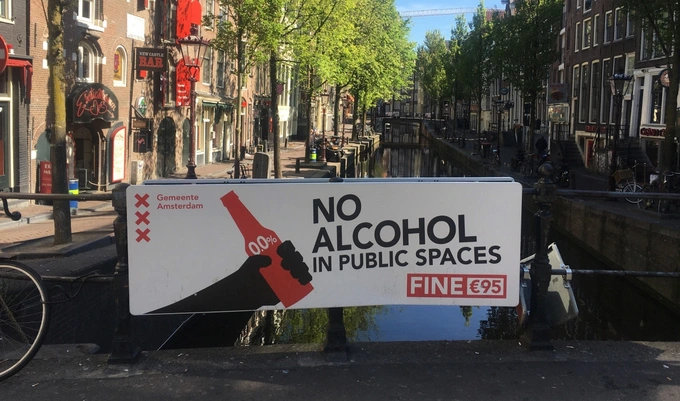 Biển báo cấm uống rượu nơi công cộng được treo ở Amsterdam.