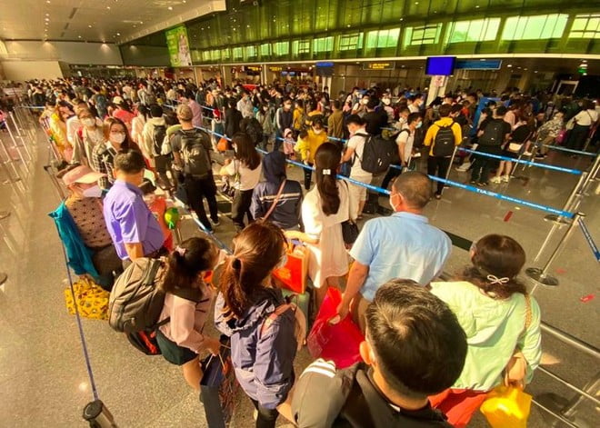 Lý giải nguyên nhân sân bay Tân Sơn Nhất tắc nghẽn dịp cuối năm