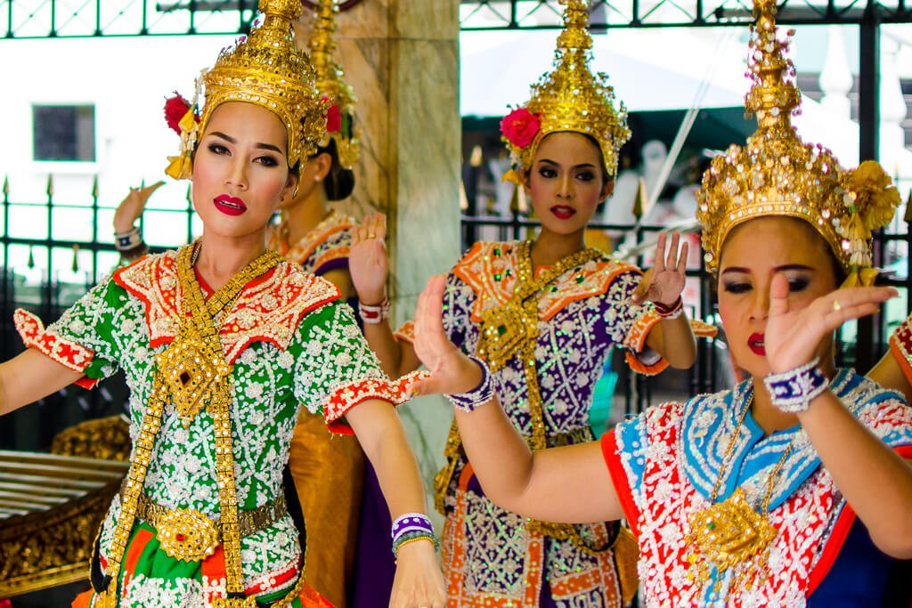 Đền Erawan - Những vũ công đứng trước ngôi đền trong thành phố điểm đến đông đúc du khách