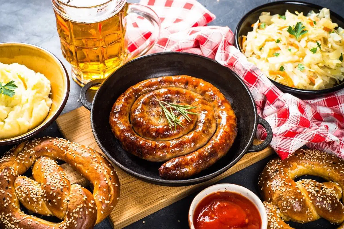 Bia và xúc xích là hai món ăn nổi tiếng của ẩm thực Đức
