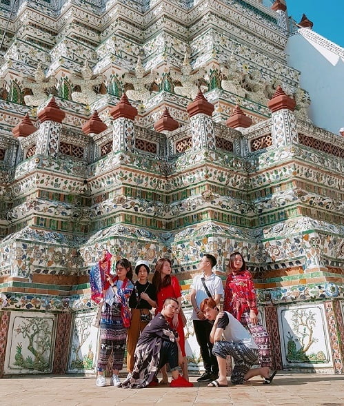 Khách du lịch chụp ảnh tại chùa Wat Arun ở Bangkok (