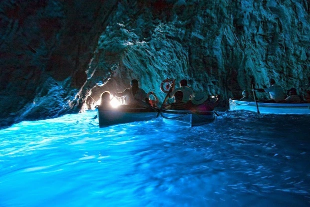 Khung cảnh ảo diệu trong hang động Blue Grotto với dòng nước phát sáng