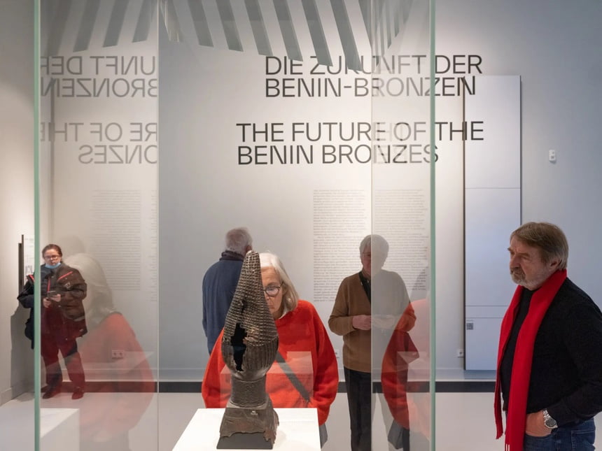 Một cuộc triển lãm tại phòng trưng bày bảo tàng Humboldt Forum về đồ đồng Benin