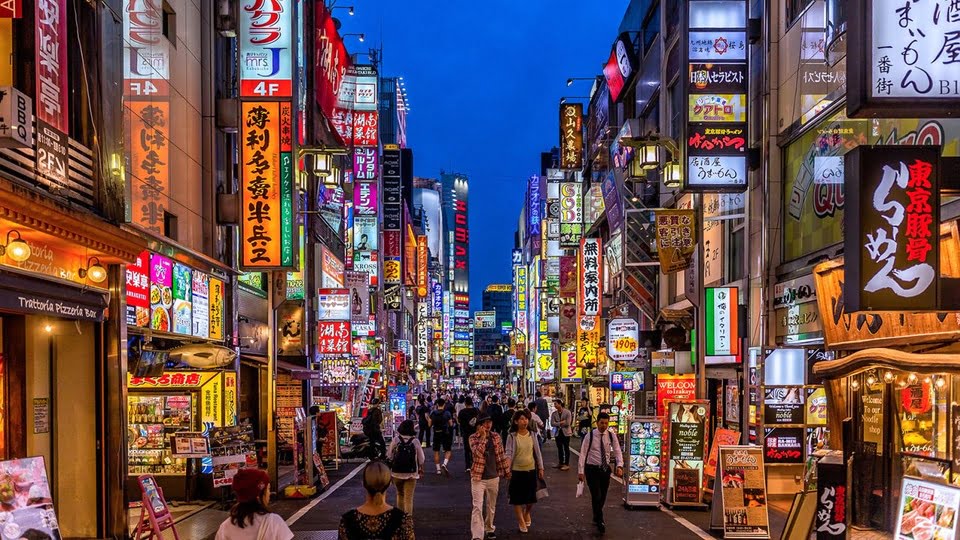 Quận Shinjuku của Tokyo về đêm