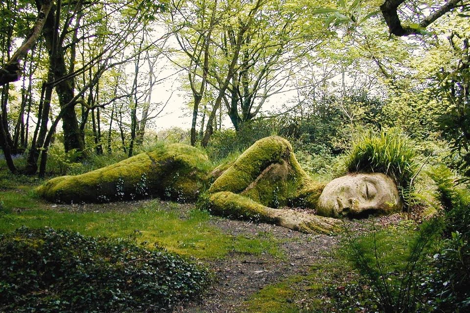 Bức tượng cô gái nằm ngủ, với cây cỏ, hoa mọc phủ khắp người khiến nhiều du khách thích thú.
