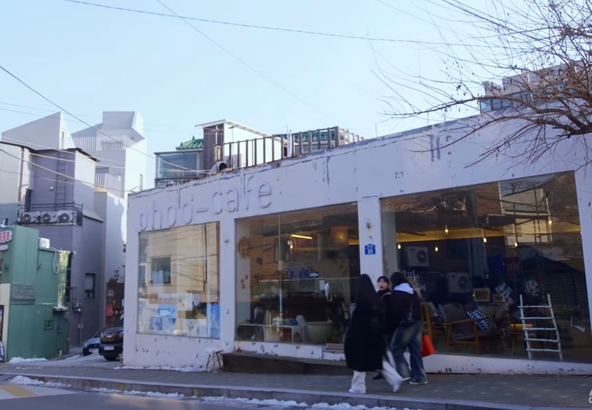 Có rất nhiều cửa hàng, quán cà phê và nhà hàng thú vị để khám phá ở Seochon. 