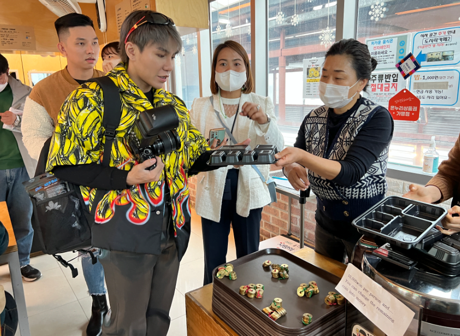 Đoàn khách Việt trải nghiệm đổi đồng won lấy đồng xu cổ để mua món ăn tại chợ ẩm thực Tongin