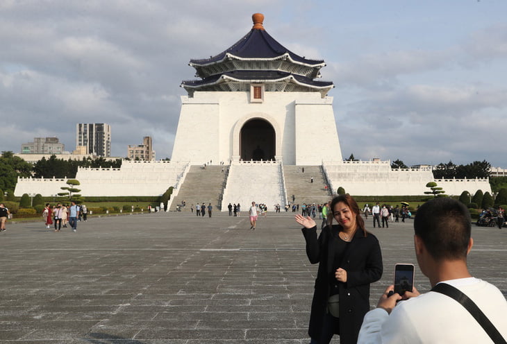 Khách du lịch chụp ảnh tại Nhà tưởng niệm Tưởng Giới Thạch ở Đài Loan.