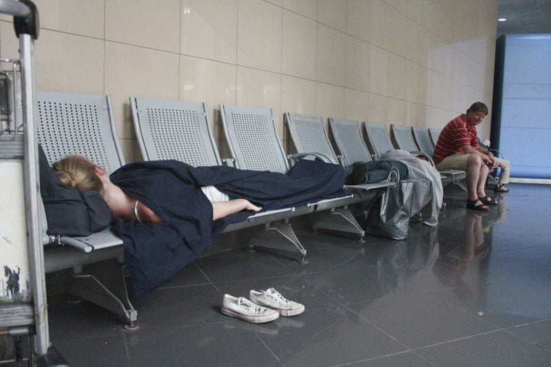 Một vị khách tranh thủ ngủ trong lúc đợi đến giờ lên máy bay