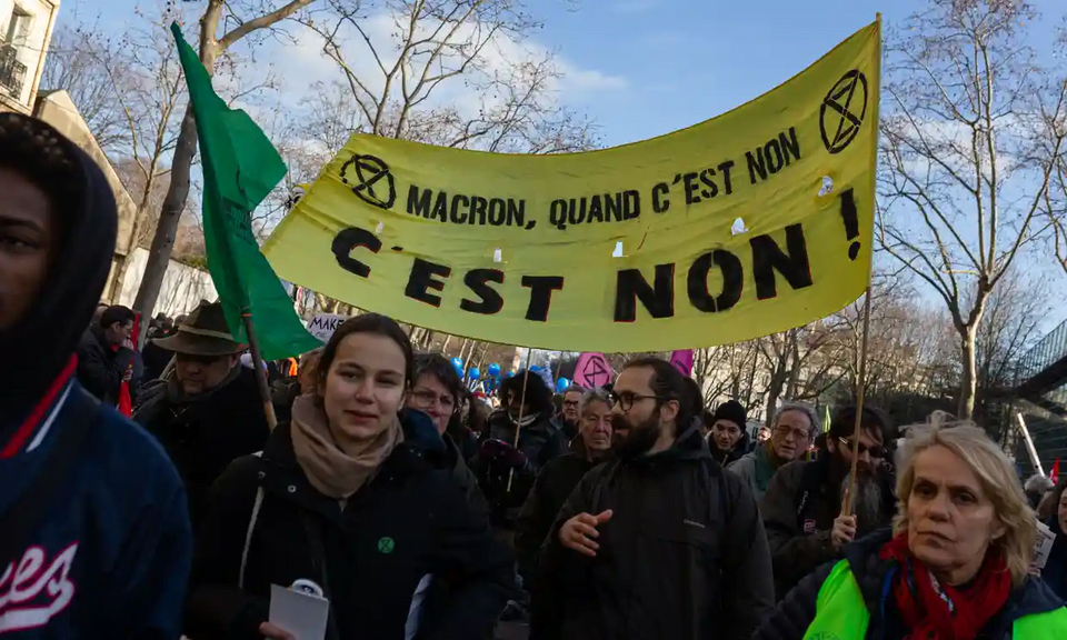 Người biểu tình phản đối cải cách lương hưu ở Paris.