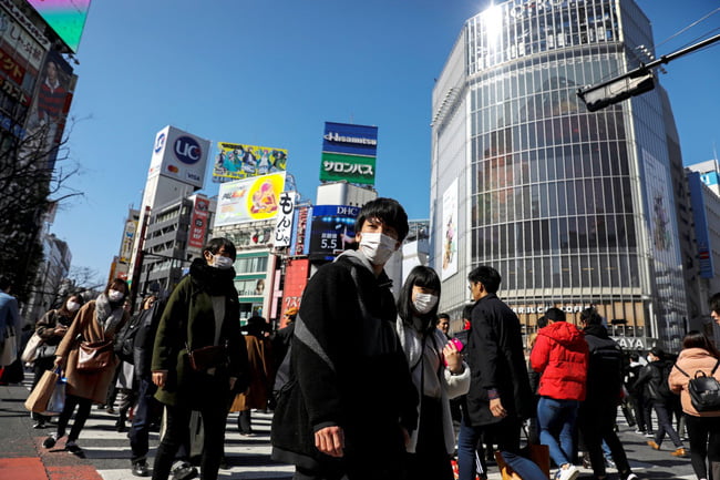 Người dân Nhật Bản đeo khẩu trang khi ra đường