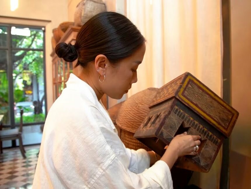 Nhà đồng sáng lập Kalm Village, Achariyar Rojanapirom, sinh ra và lớn lên trong một gia đình có truyền thống về nghệ thuật.
