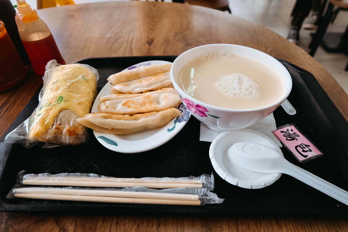 Sữa đậu nành nóng là món ăn không thể thiếu mỗi sáng của người Đài Loan