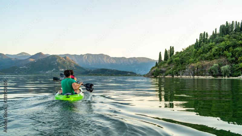chèo thuyền kayak giữa xứ sở rượu vang của Montenegro