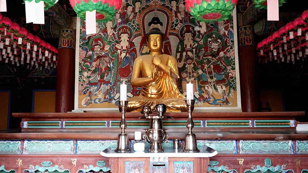 Điện chính thờ Đức Thích Ca Mâu Ni và Phật A Di Đà