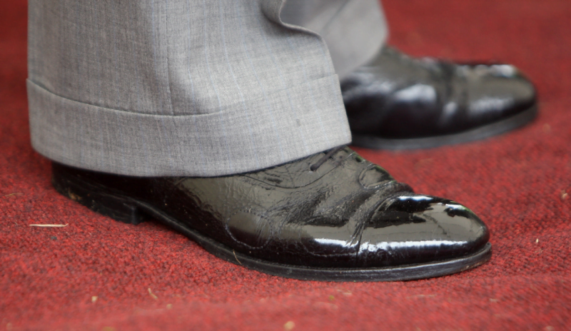 Đôi giày da được vá một cách tỉ mỉ của Vua Charles lII à nguồn cảm hứng cho "Charles patch"