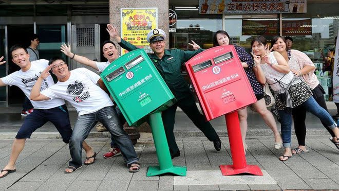 Du khách chụp hình cùng hộp thư cong ở Đài Loan