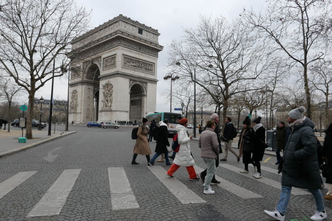 Khách du lịch đi bộ tại Paris. Nếu không đi bộ được lâu, du khách không nên du lịch tự túc. 