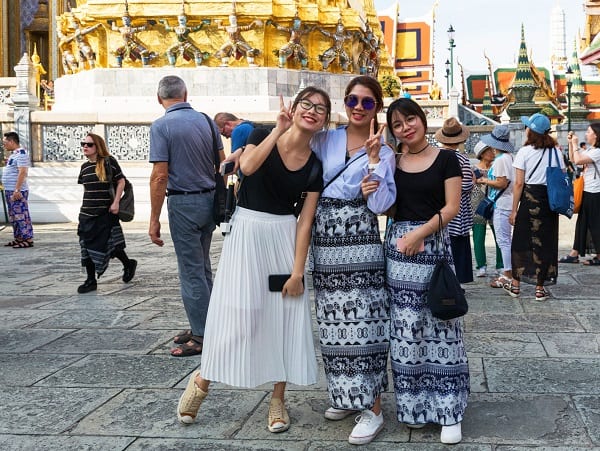 Mang theo quần áo che vai và đầu gối khi đến chùa ở Bangkok