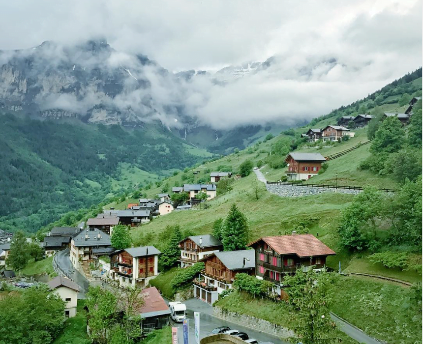 Nằm trên một sườn núi ở bang Valais, ngôi làng đẹp như tranh vẽ chỉ cách khu trượt tuyết nổi tiếng, Verbier, hơn một giờ lái xe.