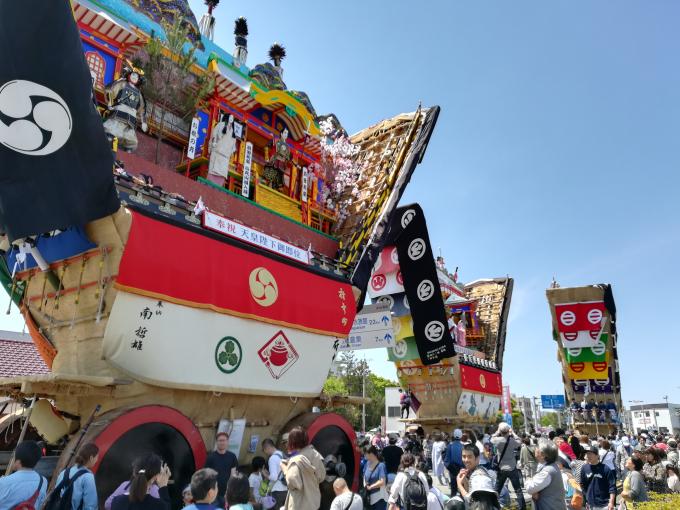 Những chiếc kiệu rước "dekayama" khổng lồ diễu hành trong lễ hội. 