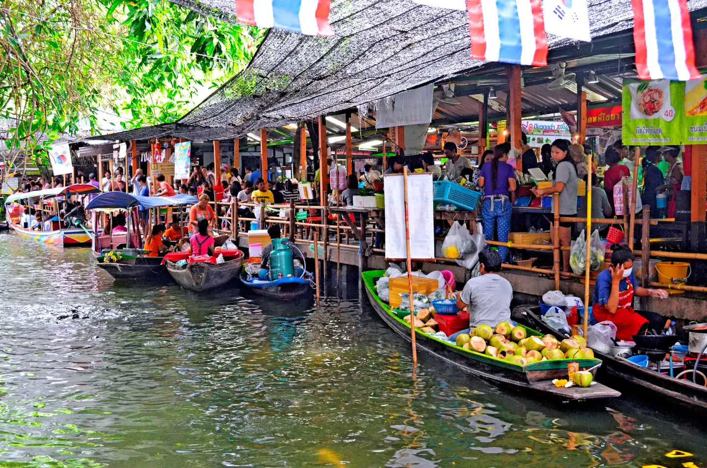 Chợ nổi Thakha