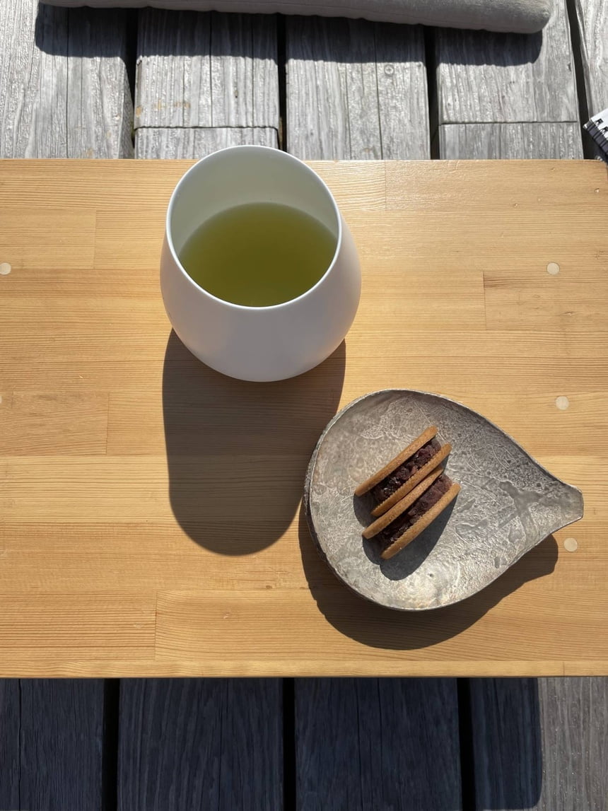 Một tách trà xanh và đồ ngọt theo mùa được phục vụ cho du khách. 
