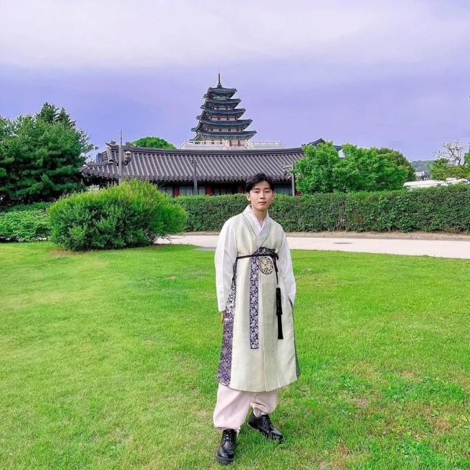 Khách du lịch trẻ thường chọn mặc trang phục truyền thống Hàn Quốc khi đến Cung điện Hoàng gia Gyeongbok. 