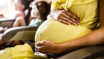 Quy định và lưu ý gì đối với phụ nữ mang thai khi đi máy bay