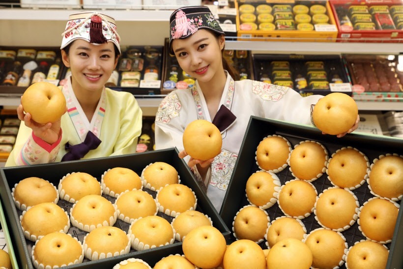 Chuseok là mùa thu hoạch nên trái cây, và trái lê Hàn Quốc hay còn gọi là bae là thức quả đặc trưng của mùa thu.