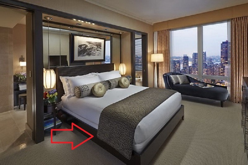 Du khách nên kiểm tra gầm giường khi nhận phòng khách sạn