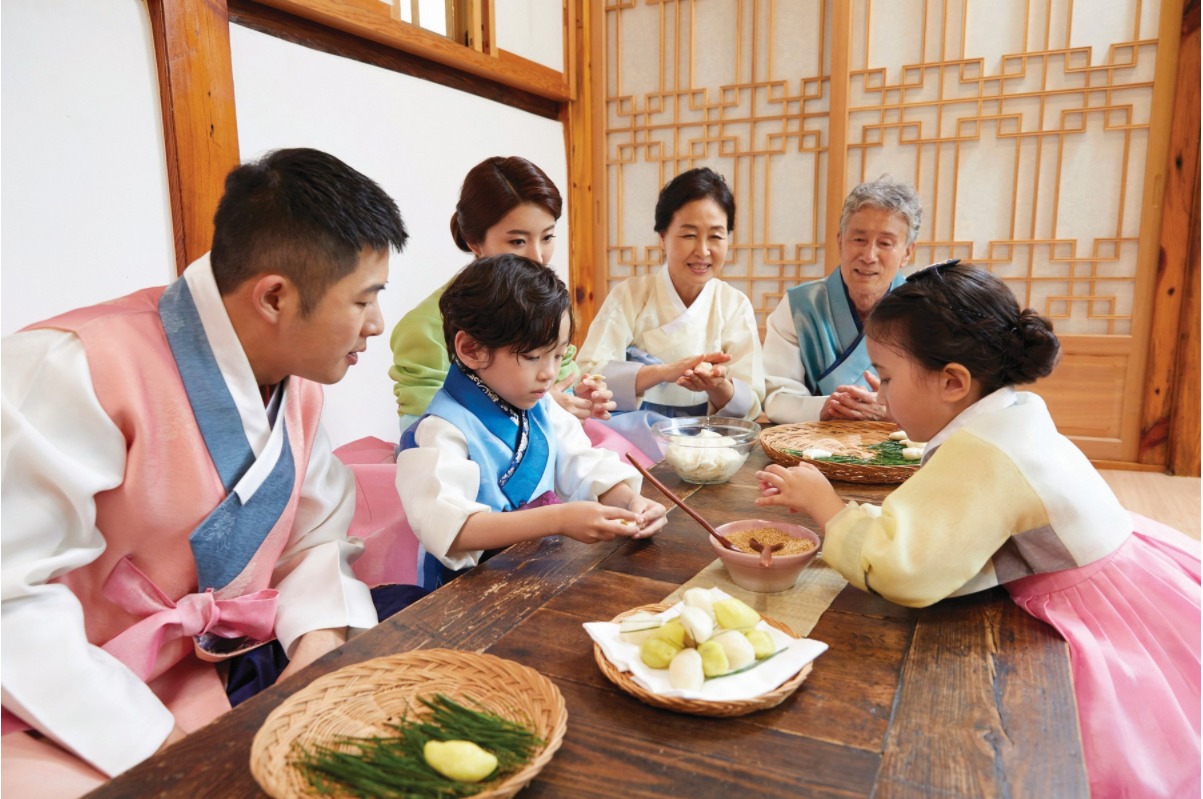 Gia đình người Hàn Quốc quây quần làm bánh gạo đón Tết Trung Thu.