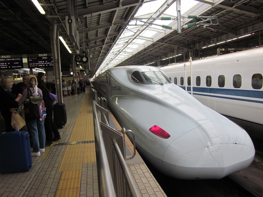 Một chuyến tàu Shinkansen đang chờ khách rời nhà ga