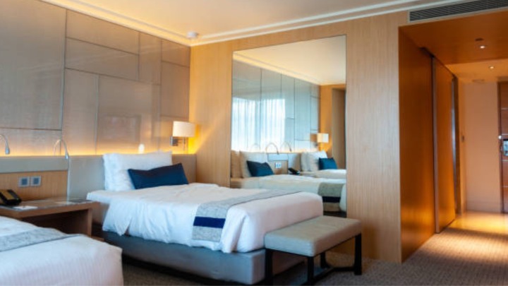 Nhận phòng khách sạn bạn nên kiểm tra gầm giường đảm bảo an toàn cho bạn.