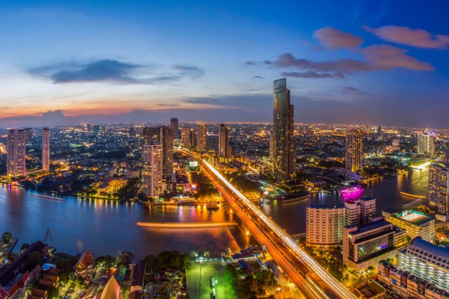 Thủ đô Bangkok về đêm nhìn từ trên cao