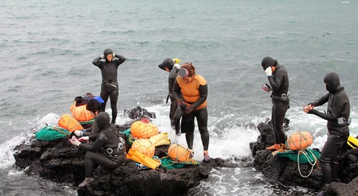 Nước mắt hải nữ Jeju: Những người phụ nữ gánh cả đại dương trên vai