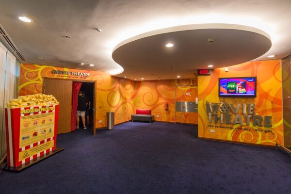 Hai rạp phim tại sân bay Changi được mở 24.24