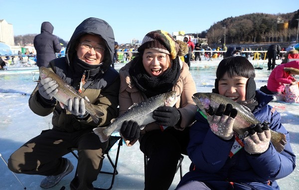 Lễ hội câu cá hồi trên băng tại suối Odaecheon – Pyeongchang 