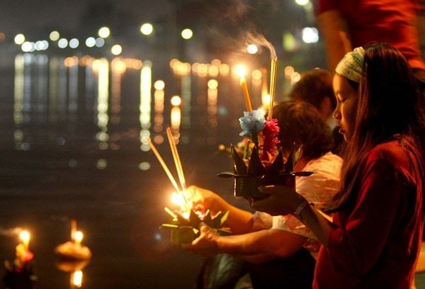 Thả đèn hoa đăng trên sông Chao Phraya