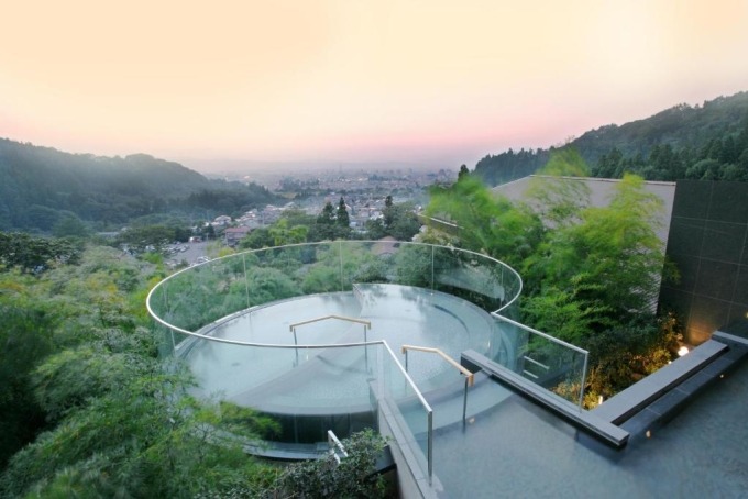 Bể tắm onsen ngoài trời có tầm nhìn đẹp ra núi tại một khu nghỉ ở tỉnh Fukushima.