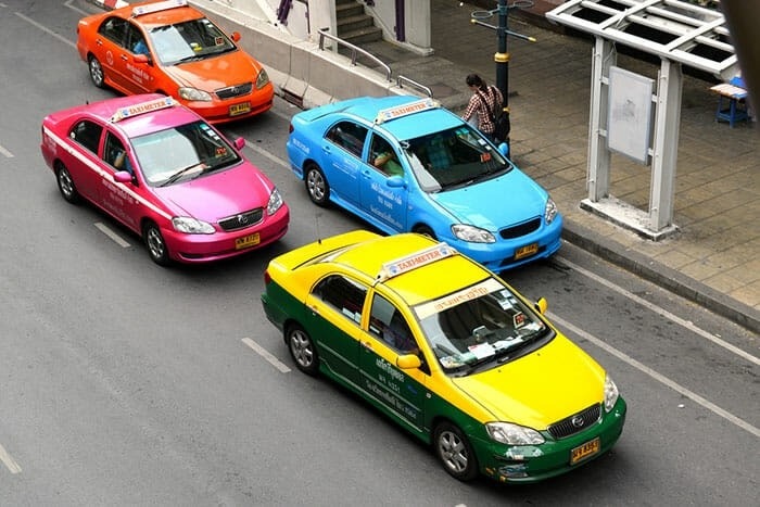 Để di chuyển nhanh chóng đến show, bạn có thể lựa chọn taxi truyền thống hoặc grab