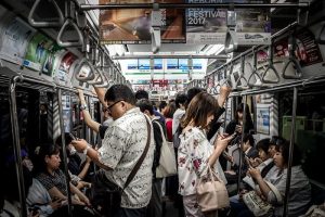 Hành khách không nên nói chuyện trên xe điện công cộng ở Nhật