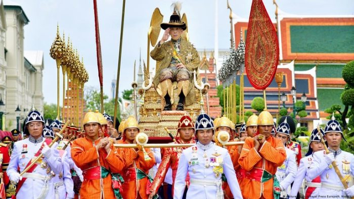 Mọi người dân ở Thái đều rất tôn trọng quốc vương và gia đình hoàng gia.