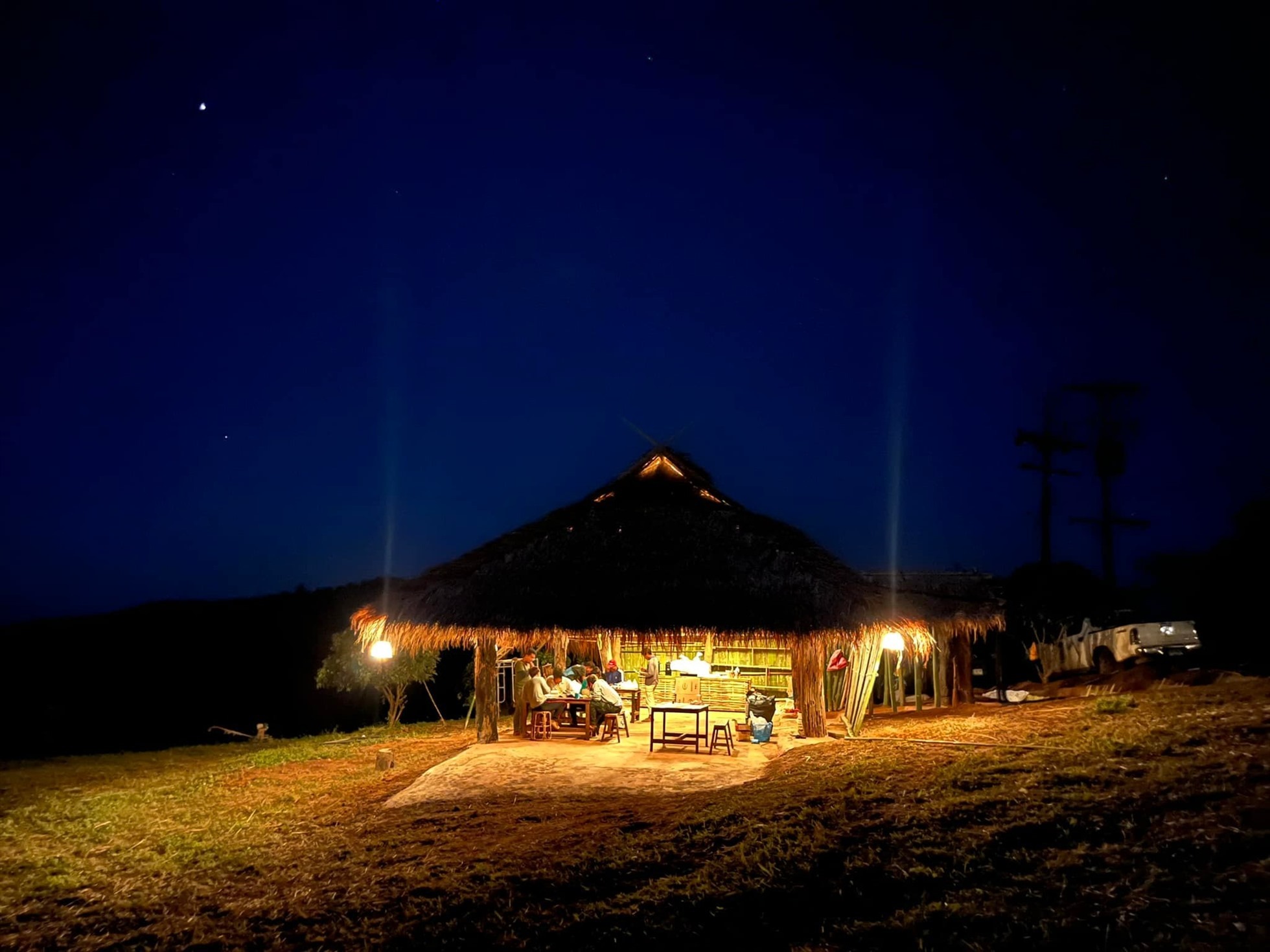 Nếu có thời gian, du khách hãy cân nhắc ở lại trang trại đến tối để tận hưởng không khí yên tĩnh và trò chuyện bên những ly cà phê nóng